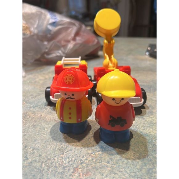 Vintageb90s Shelcore Toys Tow Truck Driver Fireman Set Of 2 Play Figures Vintage - Picture 2 of 3